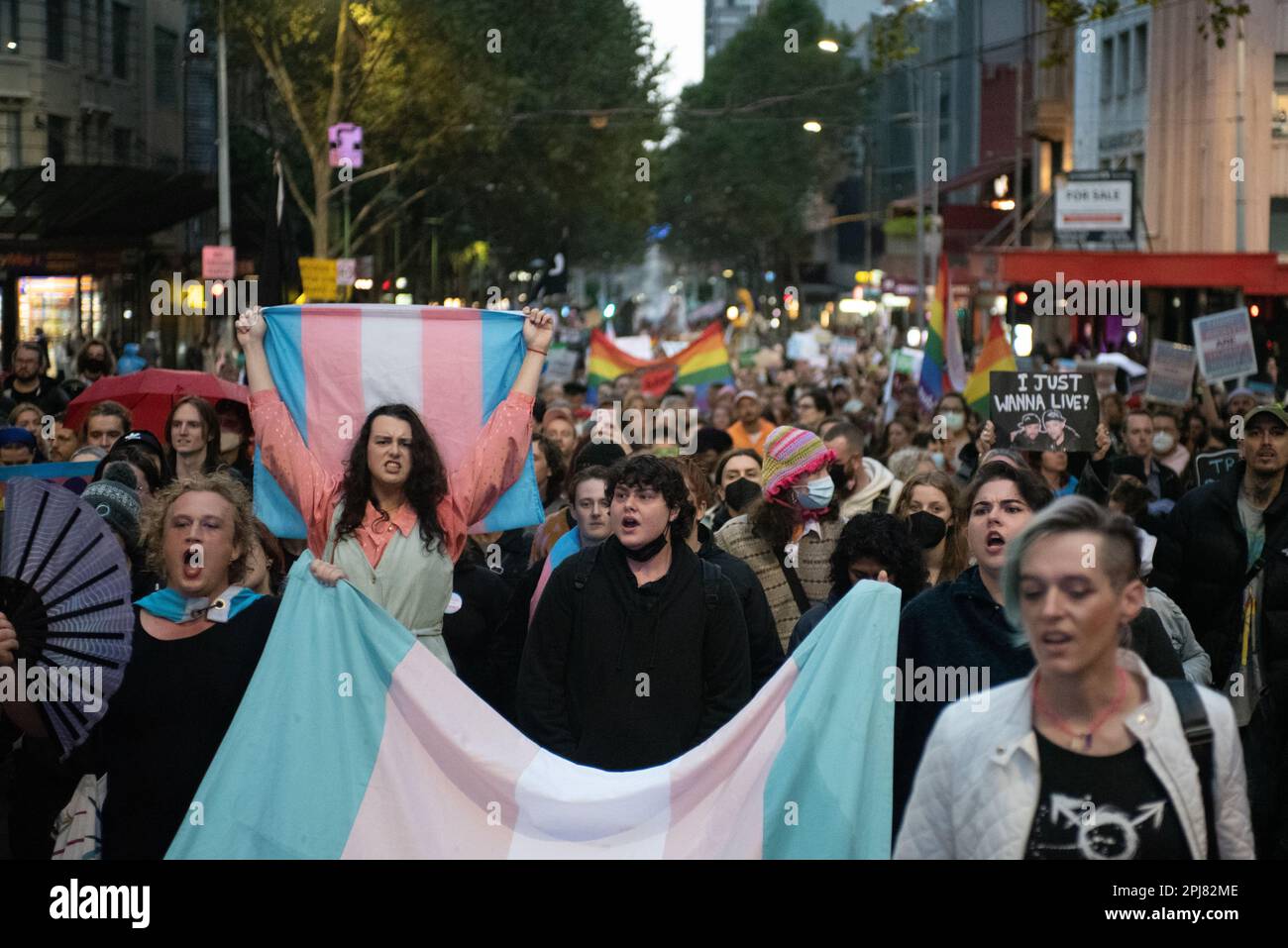 Melbourne, Australien. 31. März 2023. Tausende von Transgender-Aktivisten gehen nass auf die Straße für den Trans Day of Visibility. Kredit: Jay Kogler/Alamy Live News Stockfoto