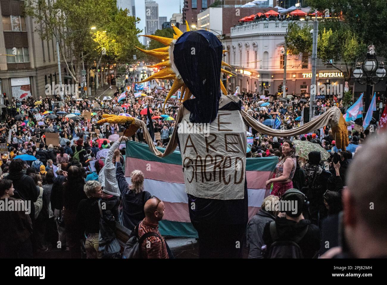 Melbourne, Australien. 31. März 2023. Tausende von Transgender-Aktivisten gehen nass auf die Straße für den Trans Day of Visibility. Kredit: Jay Kogler/Alamy Live News Stockfoto