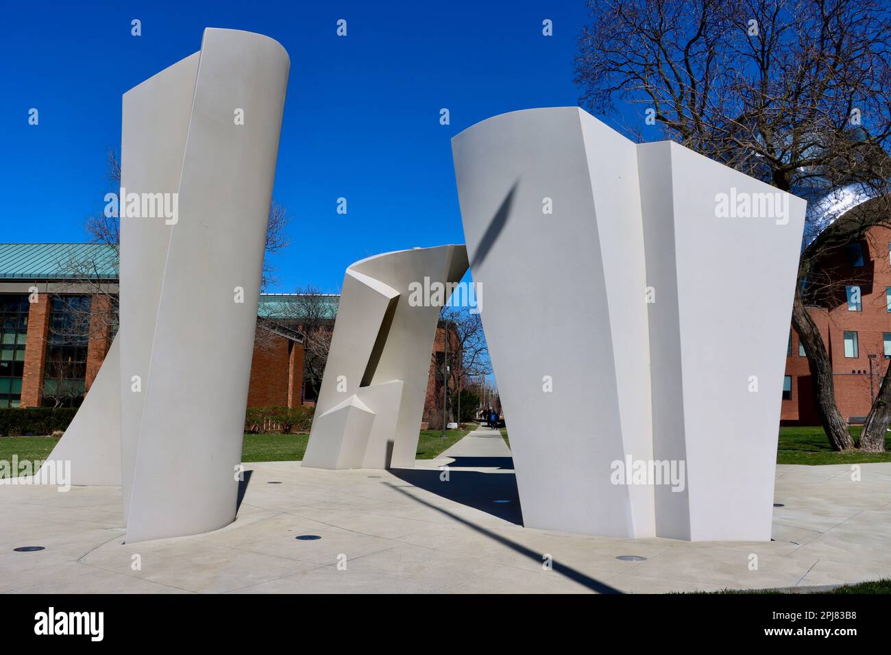 Der „Wendepunkt“ der Skulptur des Architekten Philip Johnson in der Nähe des Frank Gehry-Gebäudes am University Circle in Cleveland, Ohio Stockfoto