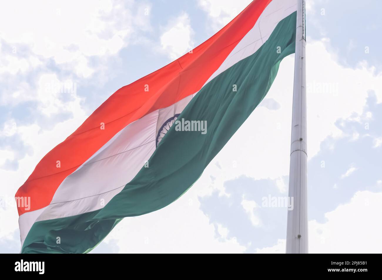 Die indische Flagge fliegt hoch am Connaught Place mit Stolz am blauen Himmel, die indische Flagge flattert, die indische Flagge am Unabhängigkeitstag und am Tag der Republik Indien, ti Stockfoto
