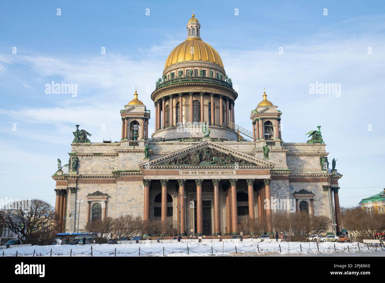 SANKT PETERSBURG, RUSSLAND - 09. FEBRUAR 2023: Blick auf das antike St. Isaakskathedrale an einem Februar Nachmittag Stockfoto