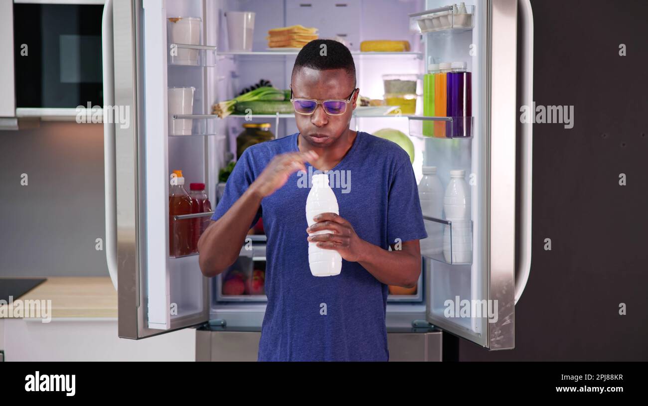 Schlechte Offene Milchflasche In Der Heimischen Küche Stockfoto