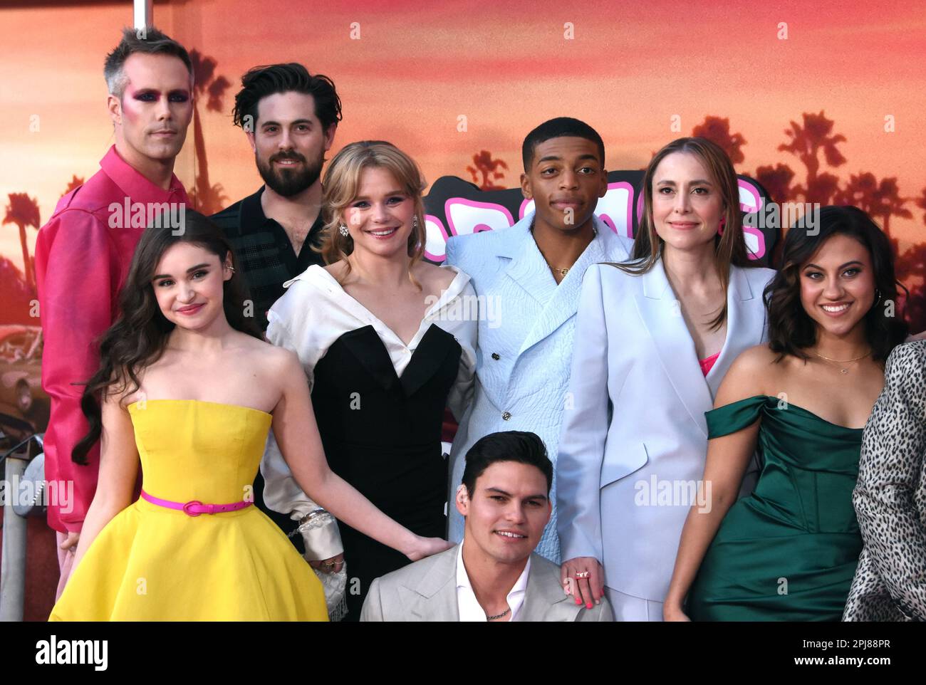 Los Angeles, Kalifornien, USA 29. März 2023 (L-R) Justin Tranter, Josette Halpert, Chris McNally, Niamh Wilson, Nicholas McDonough, Maxwell Whittington, Alethea Jones, Cheyenne Isabel Wells nehmen am 29. März 2023 auf der Hollywood American Legion Post 43 in Los Angeles, Kalifornien, USA, an der Los Angeles Premiere von Paramount+s „Grease: Rise of the Pink Ladies“ Teil. Foto: Barry King/Alamy Stock Photo Stockfoto