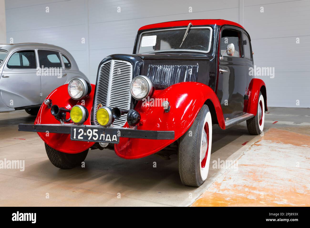 ST. PETERSBURG, RUSSLAND - 29. MÄRZ 2022: Nahaufnahme des deutschen Auto Adler Trumpf Junior. Oldtimer-Museum im Einkaufszentrum „Leto“ Stockfoto