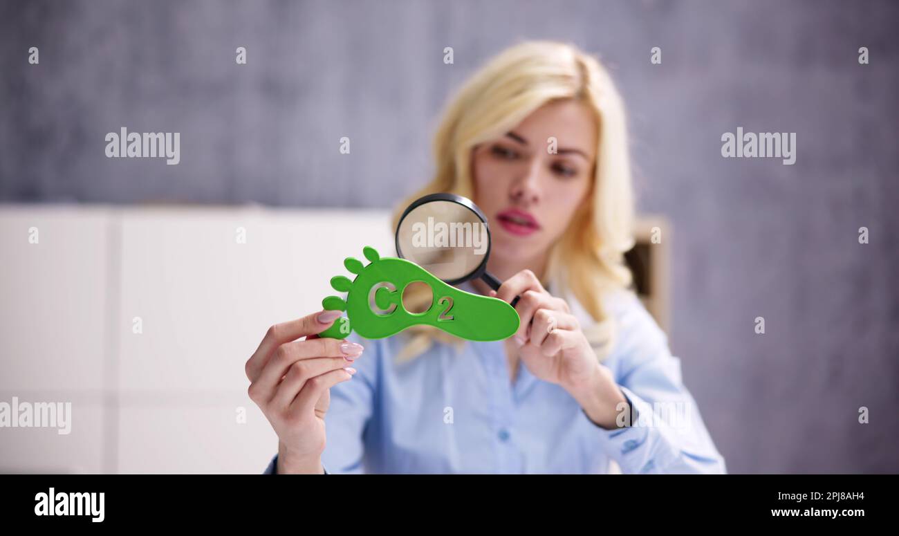 Co2-Fußabdruck-Schild Co2 Reduzierung. Grüne Umwelt Stockfoto