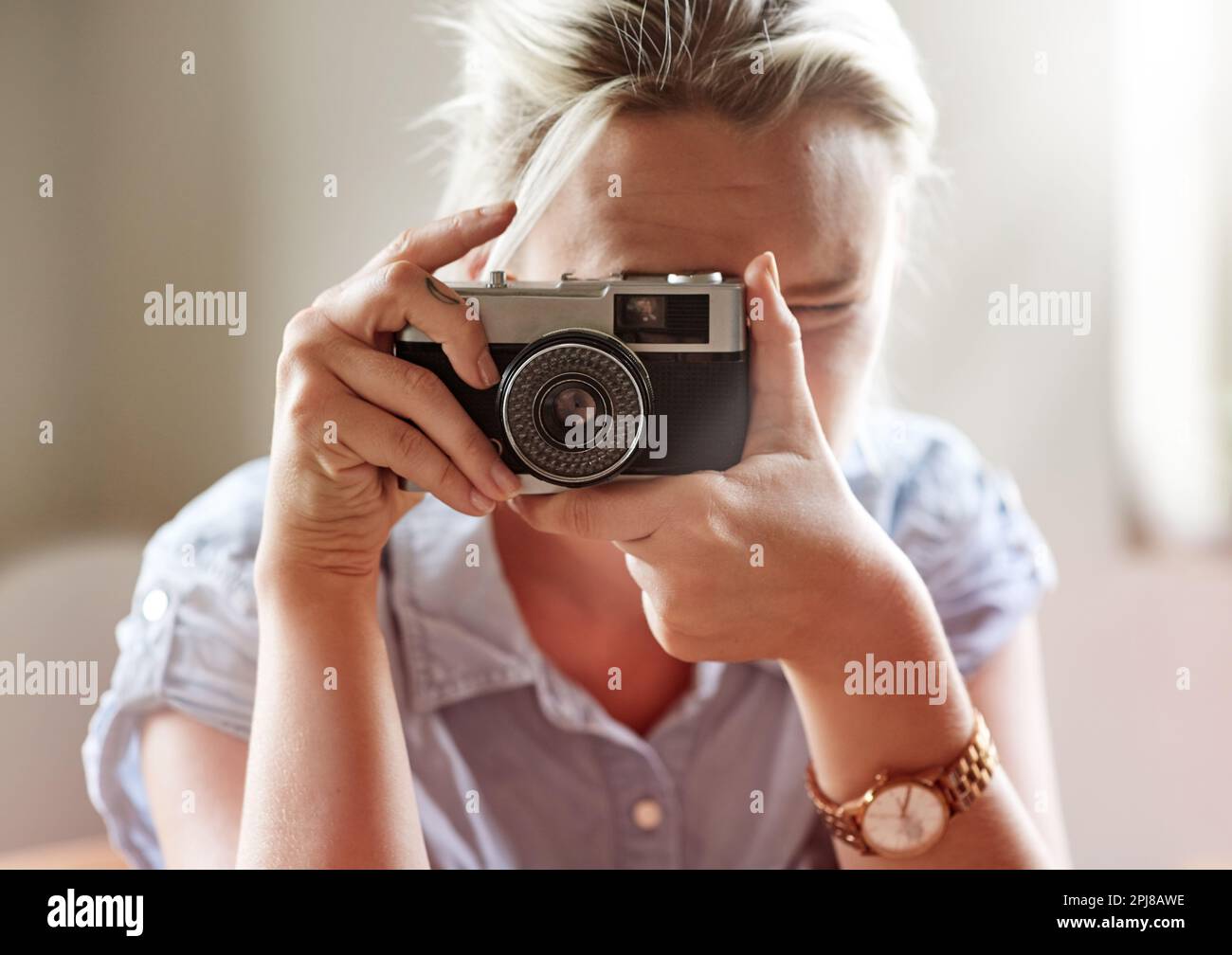 Das Leben durch eine Linse erforschen. Eine junge Frau, die mit einer altmodischen Kamera fotografiert. Stockfoto