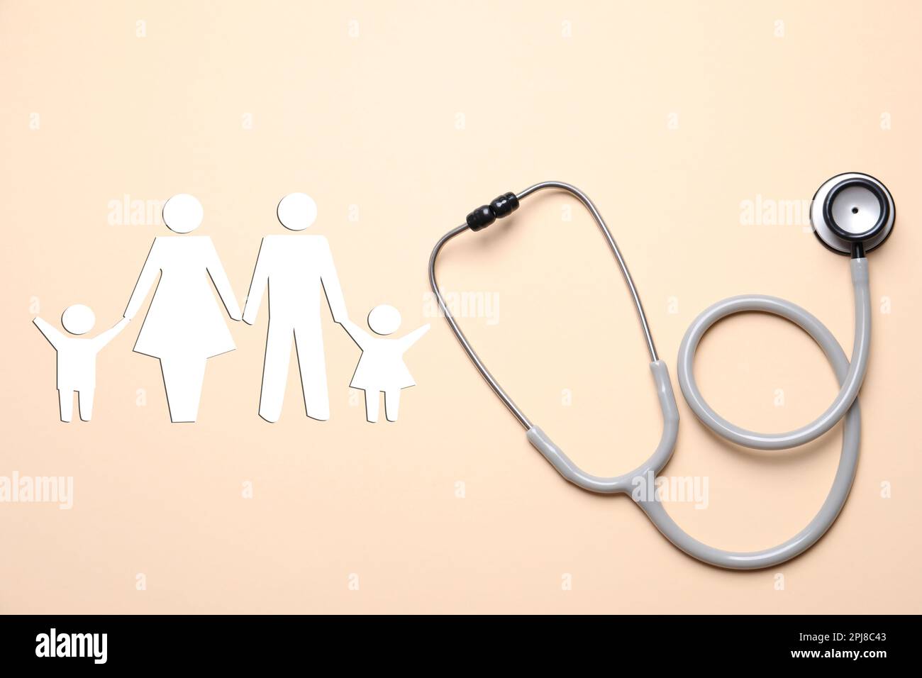 Krankenversicherung. Stethoskop und Darstellung der Produktfamilie auf beigefarbenem Hintergrund, Draufsicht Stockfoto