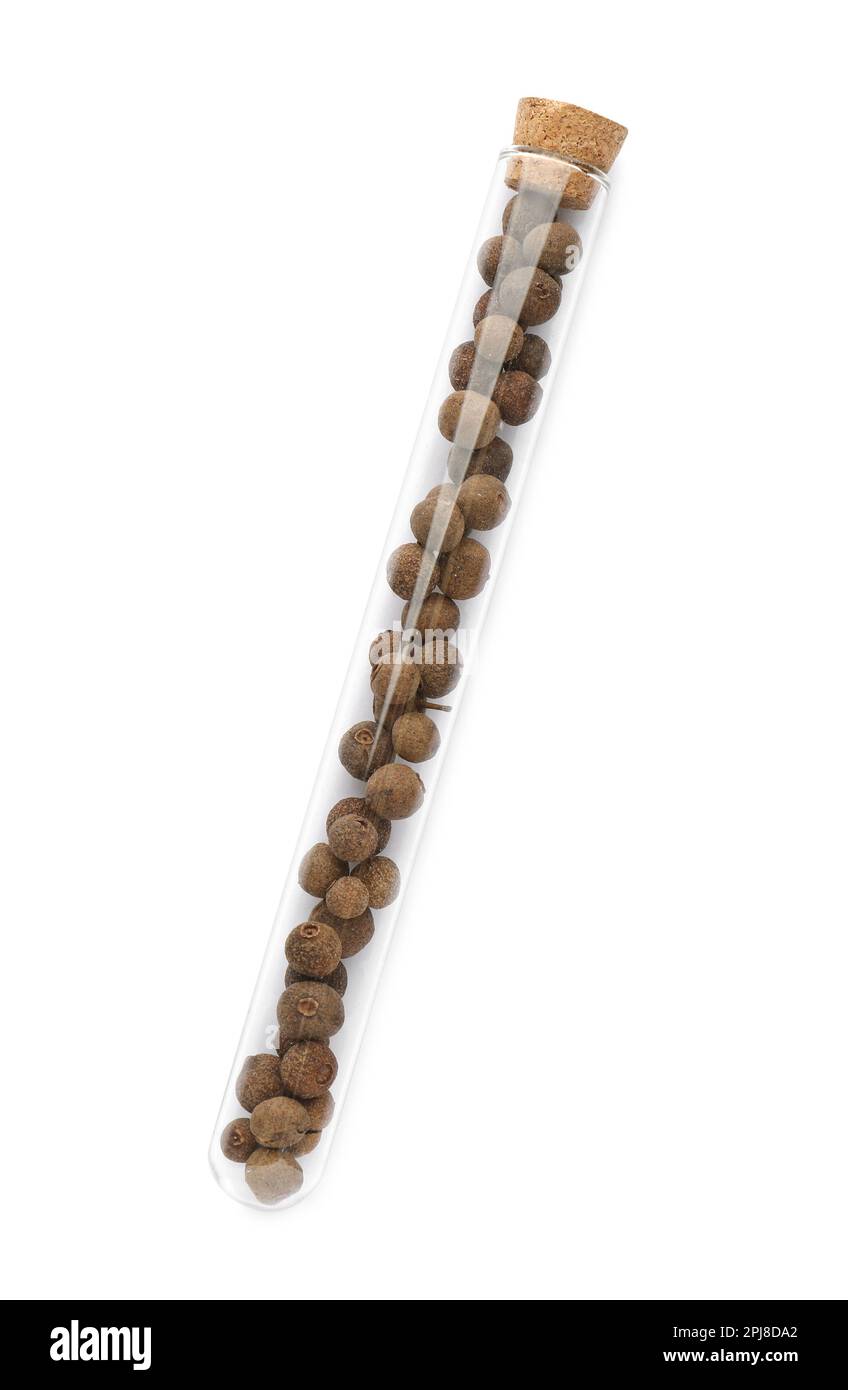 Glasröhrchen mit Nelkenpfefferkörnern auf weißem Hintergrund, Draufsicht Stockfoto
