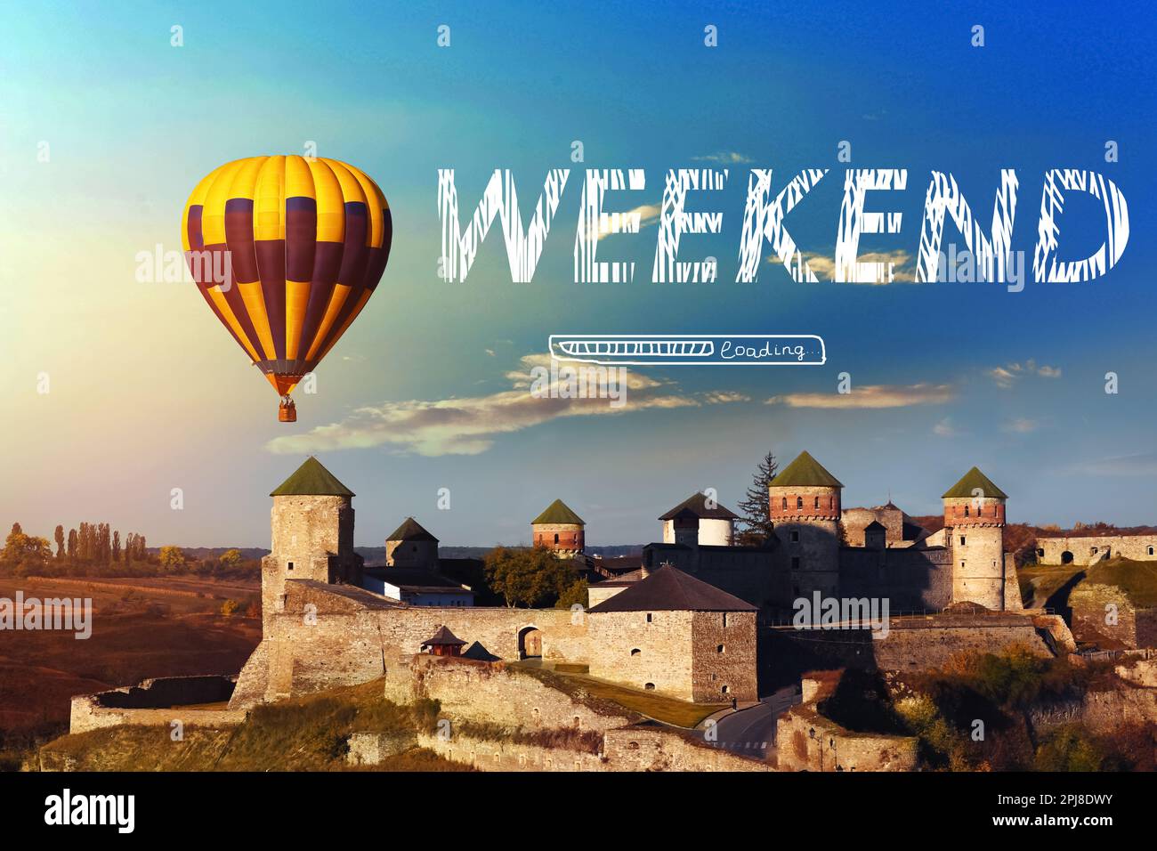 Wochenende demnächst. Illustration der Fortschrittsbalken und wunderschöner Blick auf den Heißluftballon, der in der Nähe des Schlosses fliegt Stockfoto