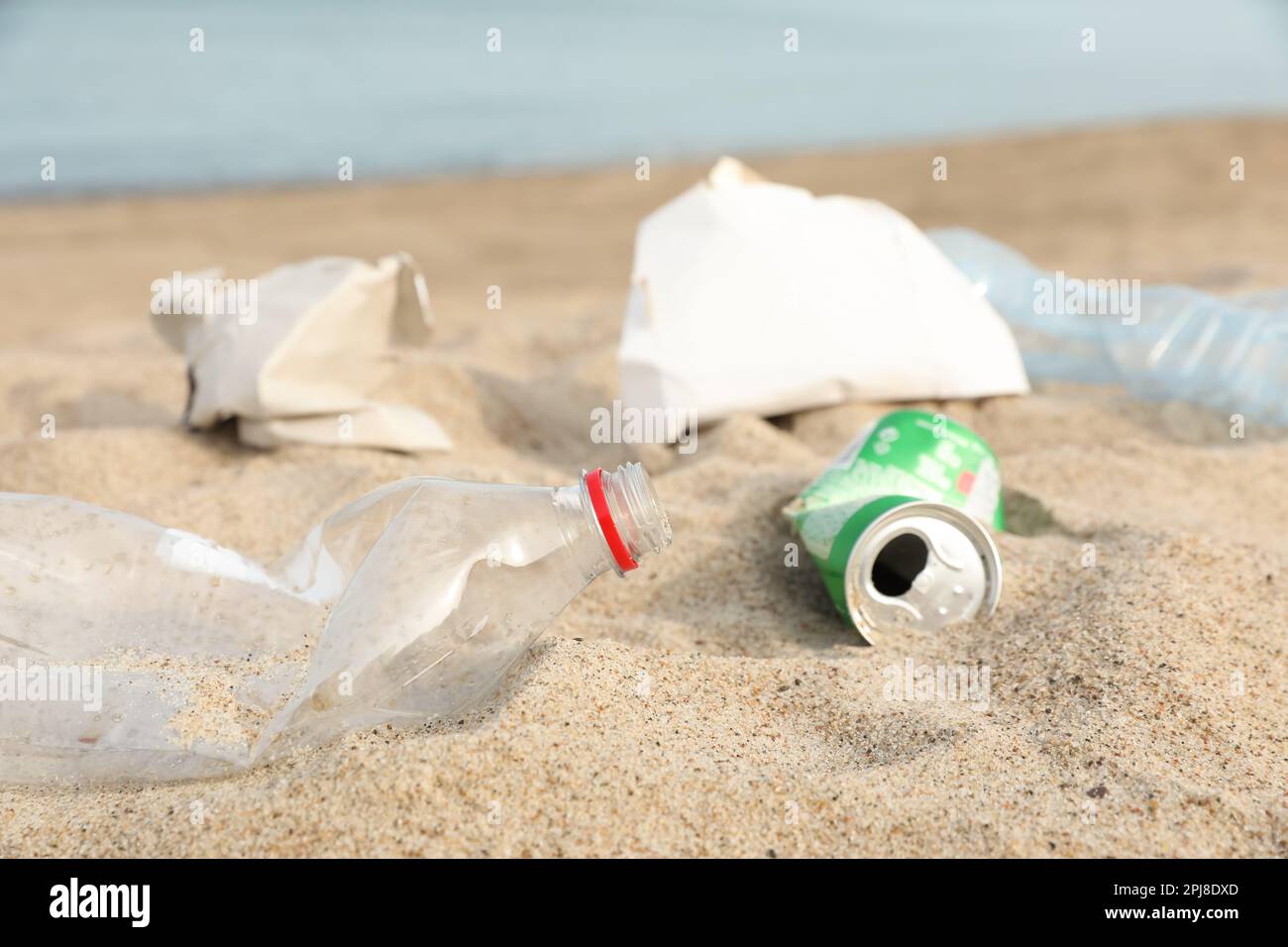 Müll verstreut am Strand in der Nähe des Meeres, dicht gemacht. Recycling-Problem Stockfoto