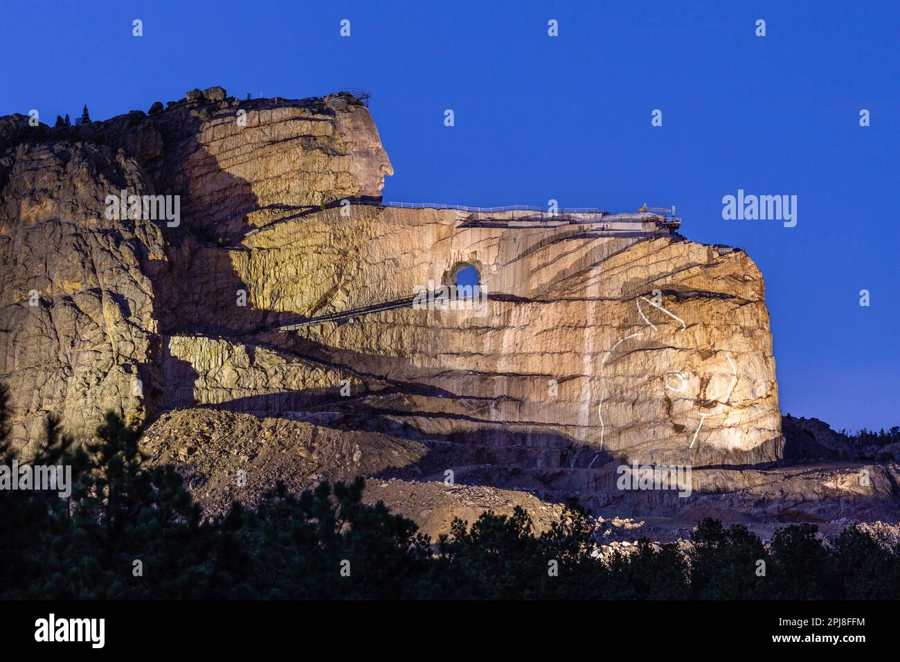 Crazy Horse Memorial in der Abenddämmerung mit Flutlichtern, Black Hills, South Dakota, Vereinigte Staaten von Amerika Stockfoto
