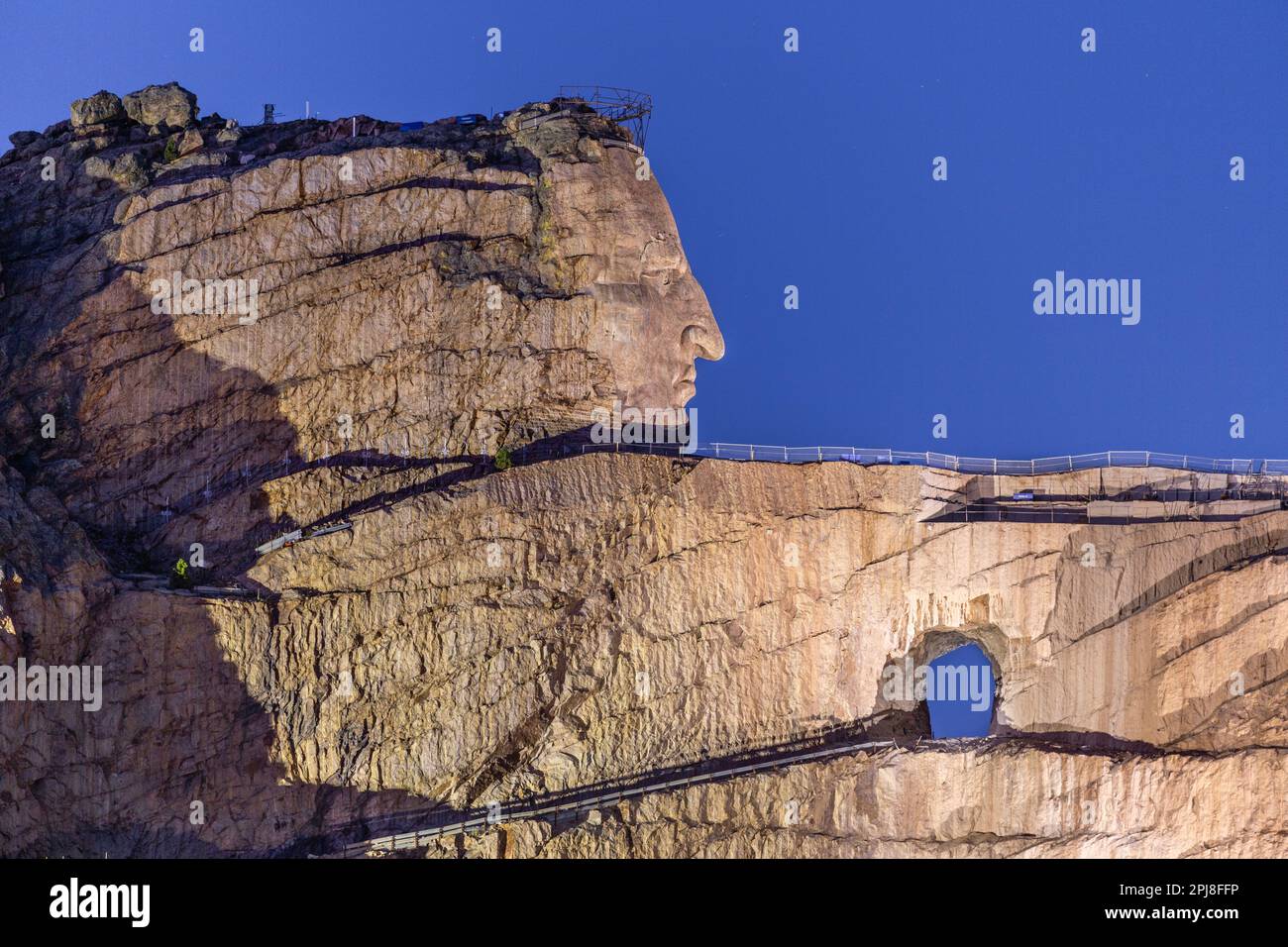 Crazy Horse Memorial in der Abenddämmerung mit Flutlichtern, Black Hills, South Dakota, Vereinigte Staaten von Amerika Stockfoto