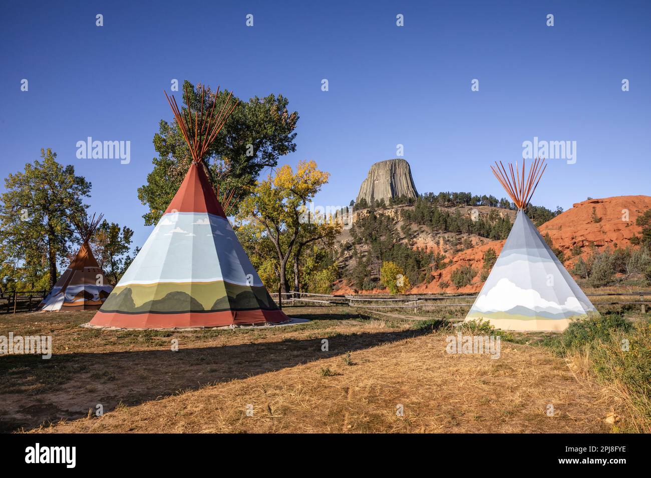 Tipis am Devils Tower National Monument (Bear Lodge) am Belle Fourche River, Wyoming, Vereinigte Staaten von Amerika Stockfoto