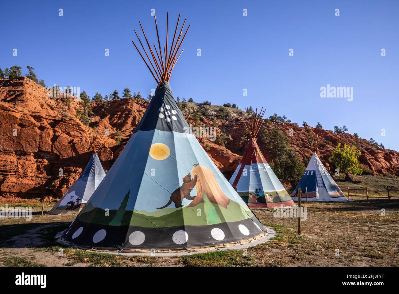 Tipis am Devils Tower National Monument (Bear Lodge) am Belle Fourche River, Wyoming, Vereinigte Staaten von Amerika Stockfoto