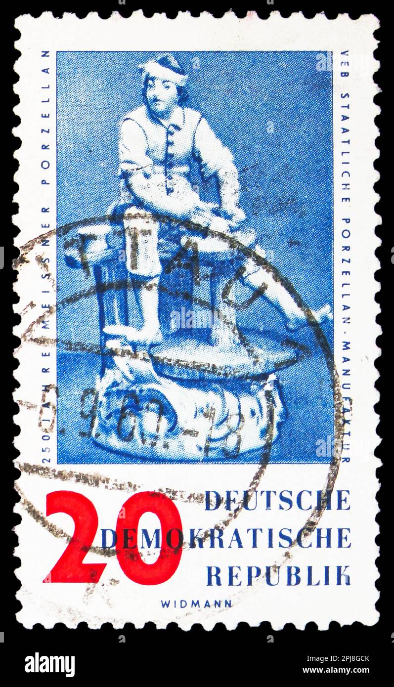 MOSKAU, RUSSLAND - 25. MÄRZ 2023: Poststempel gedruckt in Deutschland zeigt Potter, 250. Jubiläum der Meissen Porcelain Factory Serie, circa 1960 Stockfoto