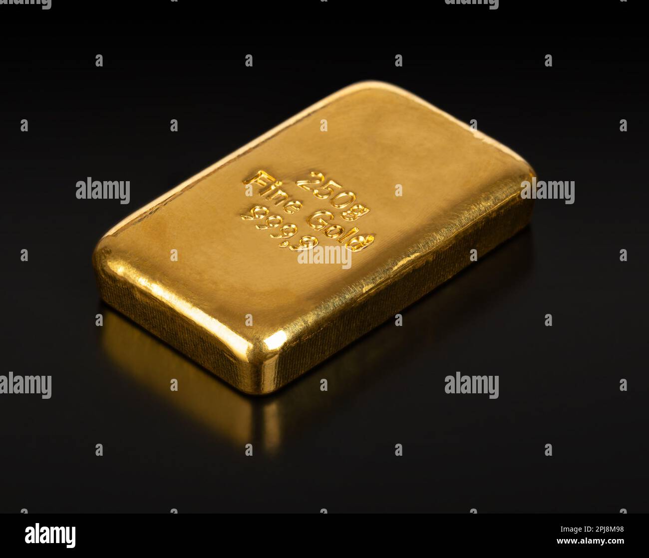 Goldbarren gegossen, Vorderansicht, über Schwarz. Gestanzter Goldbarren mit 250 Gramm oder 8,04 Troy oz raffiniertem Gold. Echtes Geld und Wertvorrat seit 4000 Jahren. Stockfoto