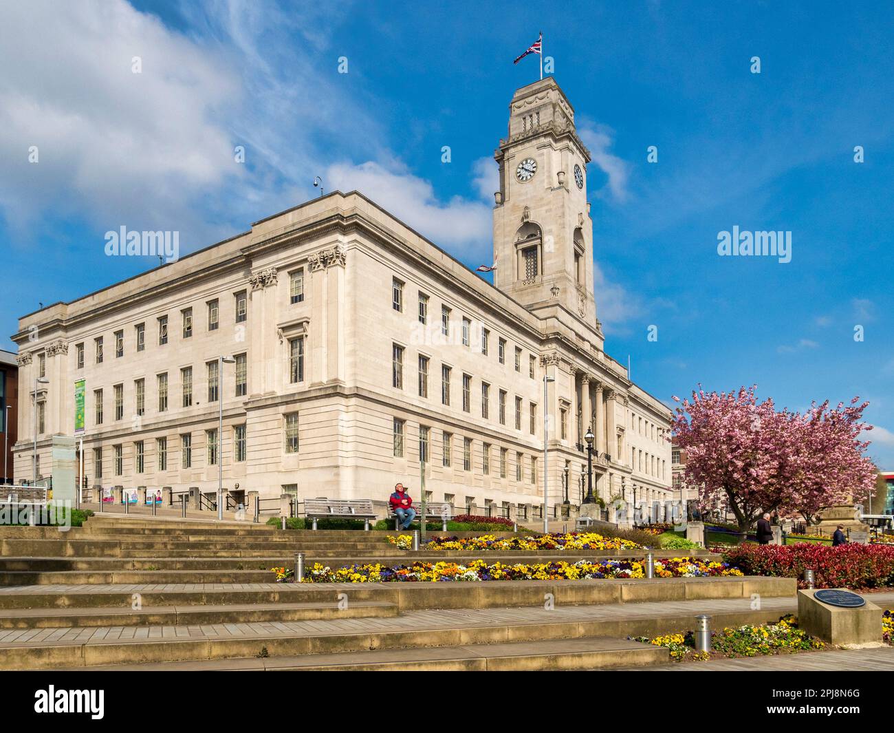 24. April 2022: Barnsley, South Yorkshire, UK - Barnsley Town Hall an einem schönen Frühlingsmorgen. Stockfoto