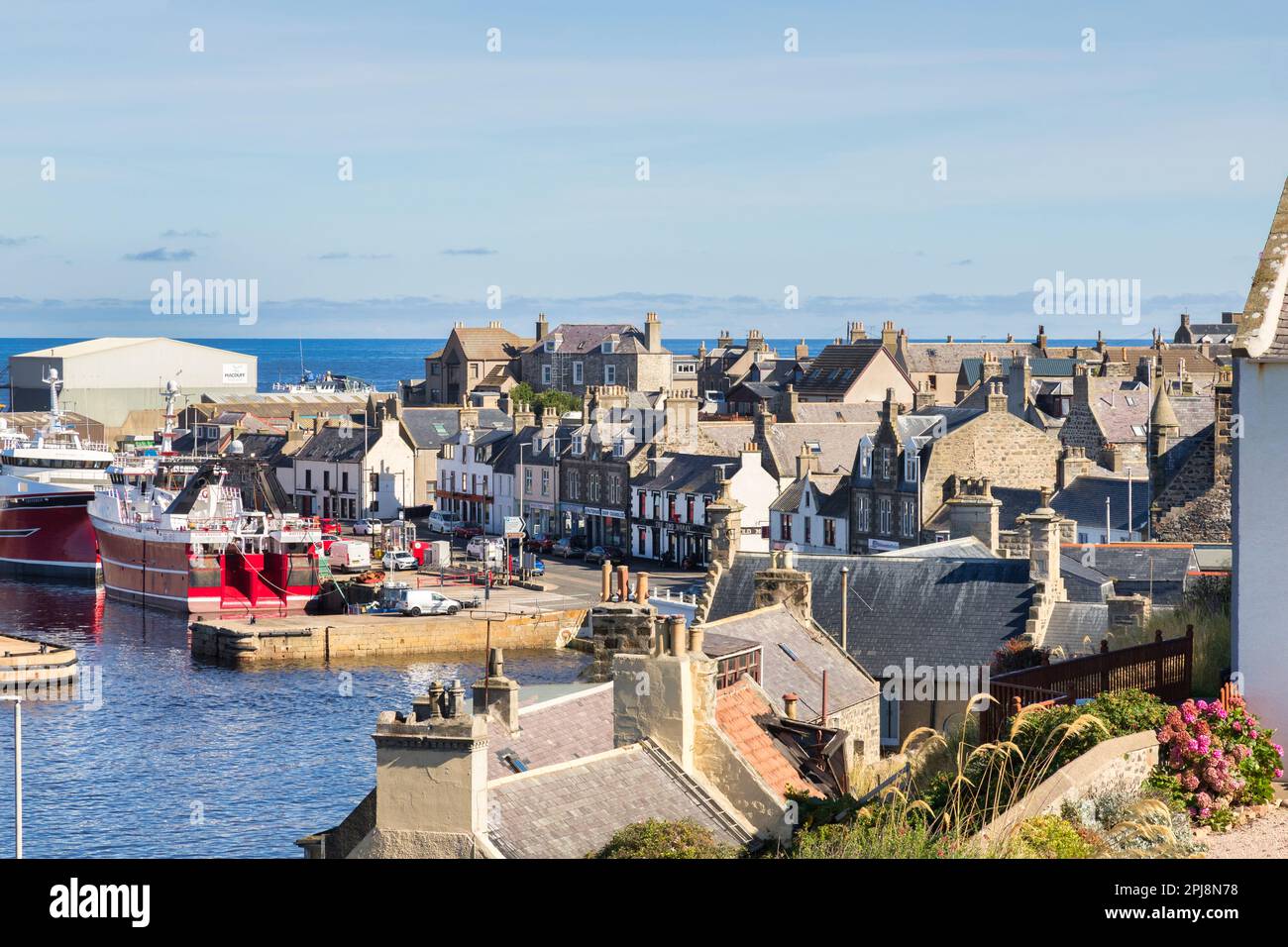10. September 2022: Macduff, Aberdeenshire, Schottland - schottischer Fischereihafen von Macduff, zwei große Trawler im Hafen. Stockfoto