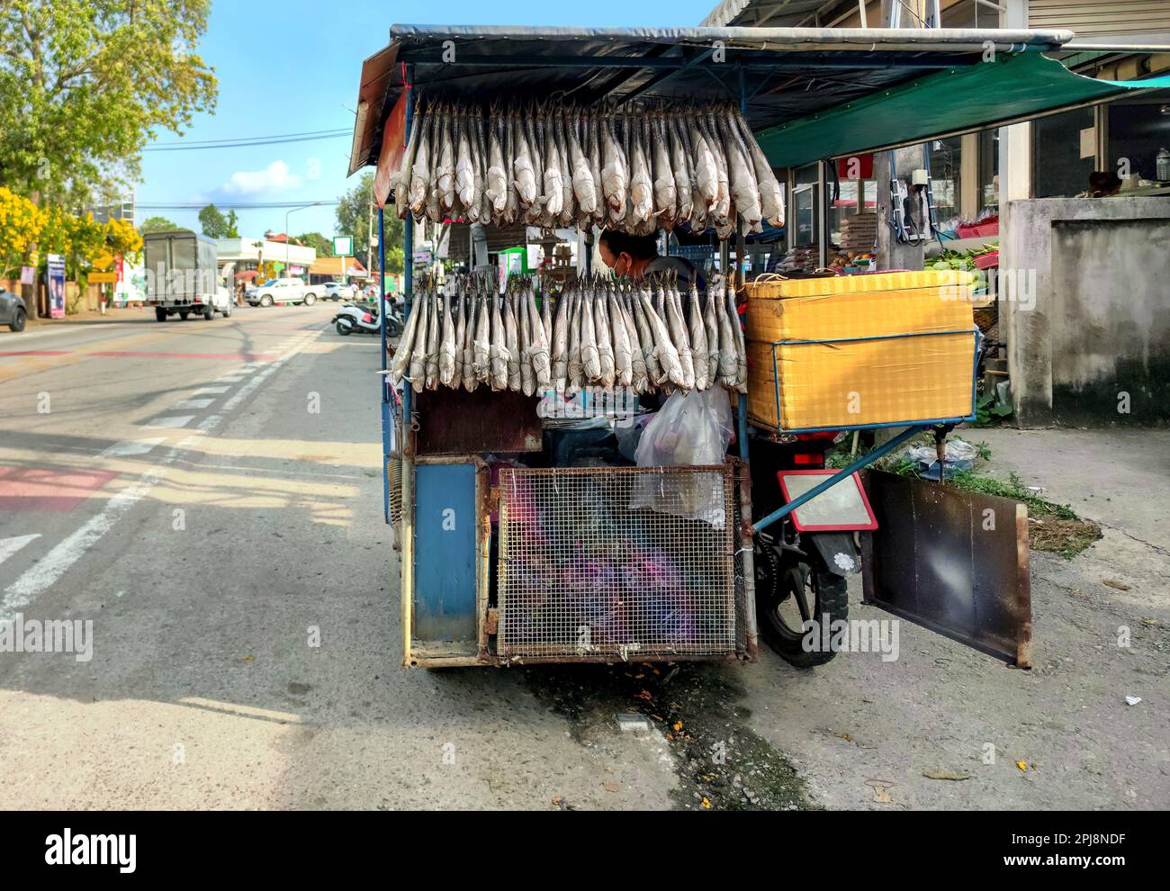 Chonburi, Thailand, 12. Februar 2023: Lebensmittel, die auf einem Wagen an einem Motorrad verkauft werden – ein typisches Lebensmittel, das in Thailand auf Rädern verkauft wird. Stockfoto