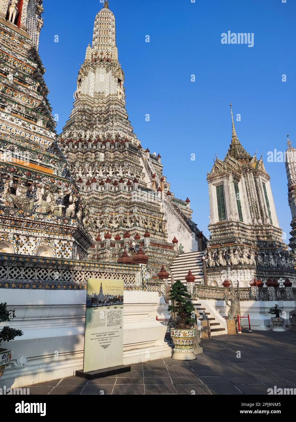 Beeindruckende architektonische Details des Wat Arun (Tempel der Morgenröte) in Bangkok. Dieses Wahrzeichen von Wat Arun ist ein 70 Meter hoher Tempelturm, ein Stupa-ähnliches Stockfoto