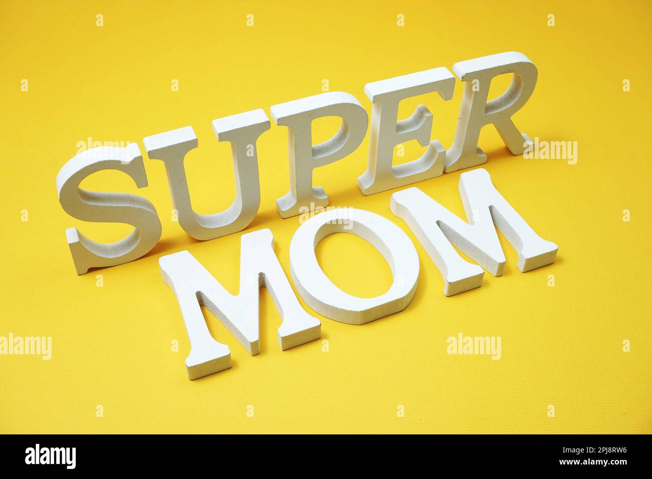 Super-Mom-Buchstaben auf gelbem Hintergrund Stockfoto