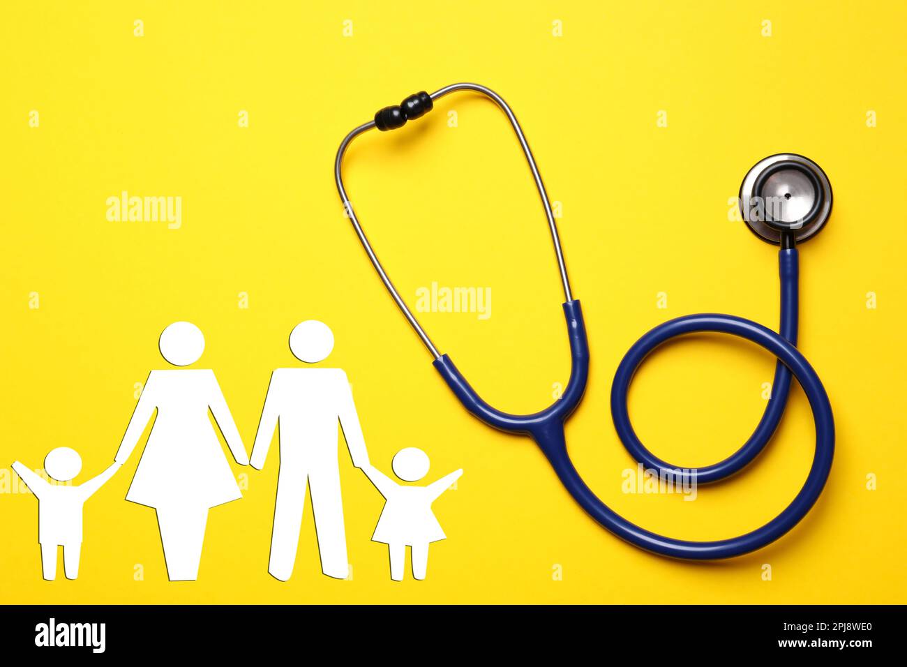 Krankenversicherung. Stethoskop und Darstellung der Familie auf gelbem Hintergrund, Draufsicht Stockfoto