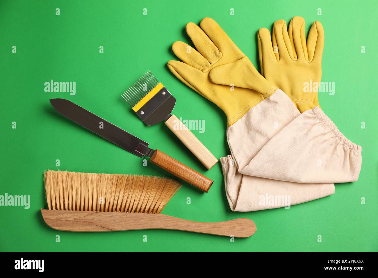 Imkereiwerkzeuge auf grünem Hintergrund, flach verlegt Stockfoto