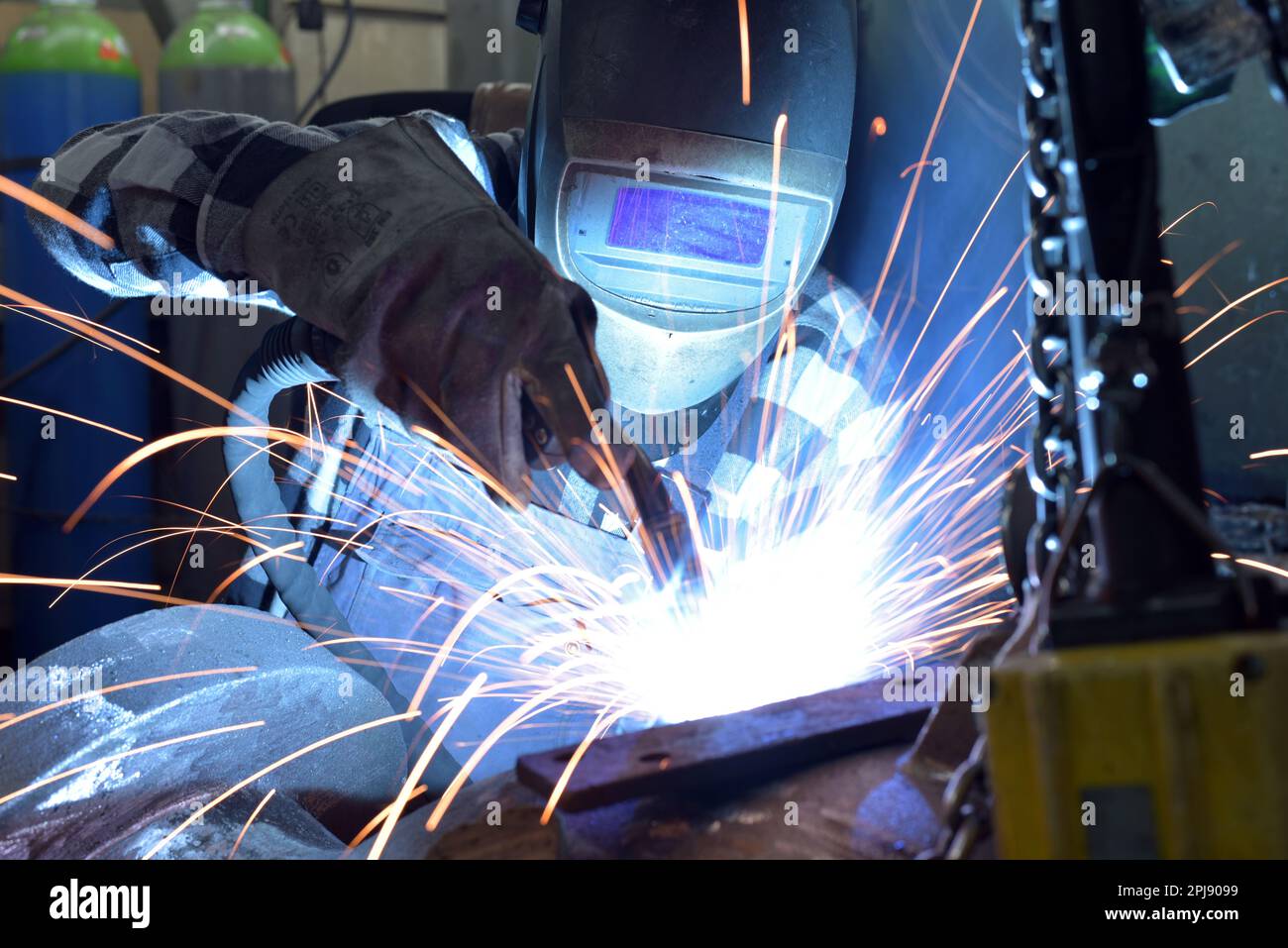 Schweißer in Schutzkleidung am Arbeitsplatz in einer Industrie Unternehmen im Stahlbau Stockfoto