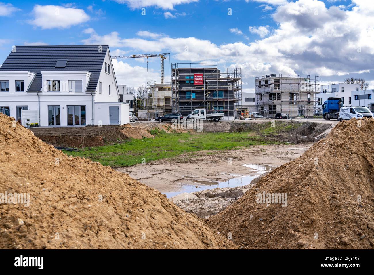 Neues Entwicklungsviertel, rund 140 freistehende und halbfreistehende Villen, die im Süden von Duisburg gebaut werden, verschiedene Bauherren, noch unerschlossen l Stockfoto