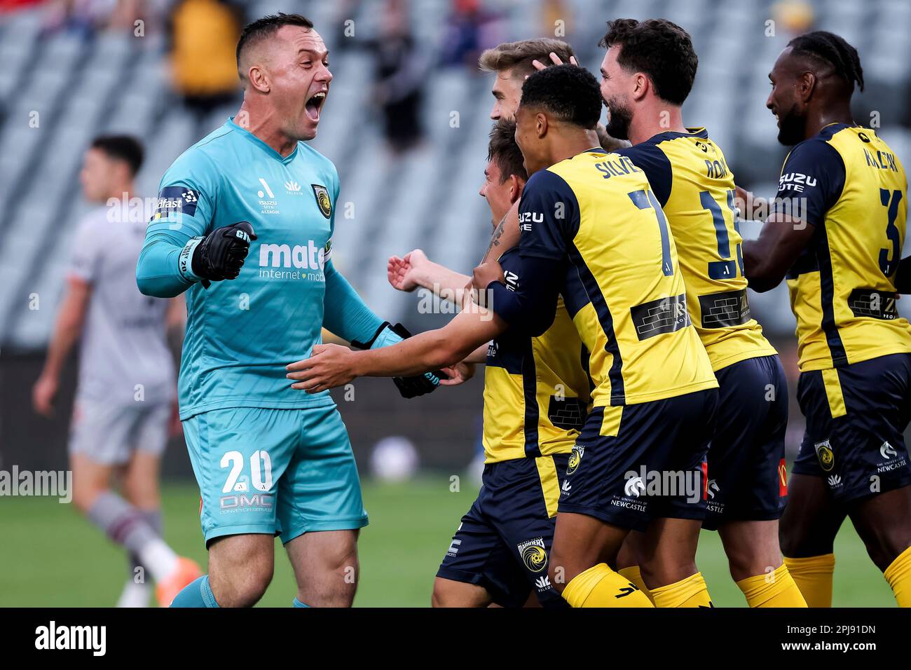 GOSFORD, AUSTRALIA - APRIL 01: Josh Nisbet of Central Coast Mariners celebrates his goal with Danny Vukovic during the A-League Men's football match between Central Coast Mariners and Brisbane Roar at Industree Group Stadium on April 01, 2023 in Gosford, Australia. (Photo by Damian Briggs/Speed Media/Icon Sportswire) (Icon Sportswire via AP Images) Stockfoto