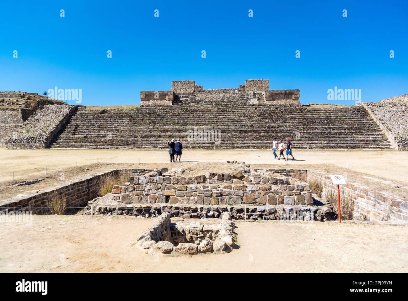 Monte Alban, Oaxaca de Juárez, Mexiko, Eine Landschaft mit maya-Pyramide von Monte Alban Stockfoto