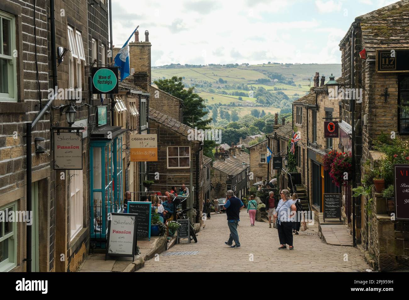 Haworth, West Yorkshire, Großbritannien. Ein Blick auf die Main Street in Haworth, eine beliebte Attraktion für Besucher. Stockfoto