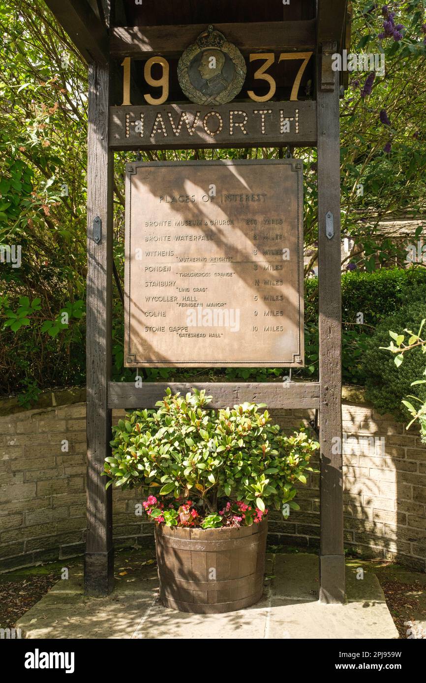 Haworth Station, West Yorkshire, Großbritannien. Eine Ausstellung am unteren Ende der Main Street in Haworth zeigt Details zu lokalen Sehenswürdigkeiten. Stockfoto