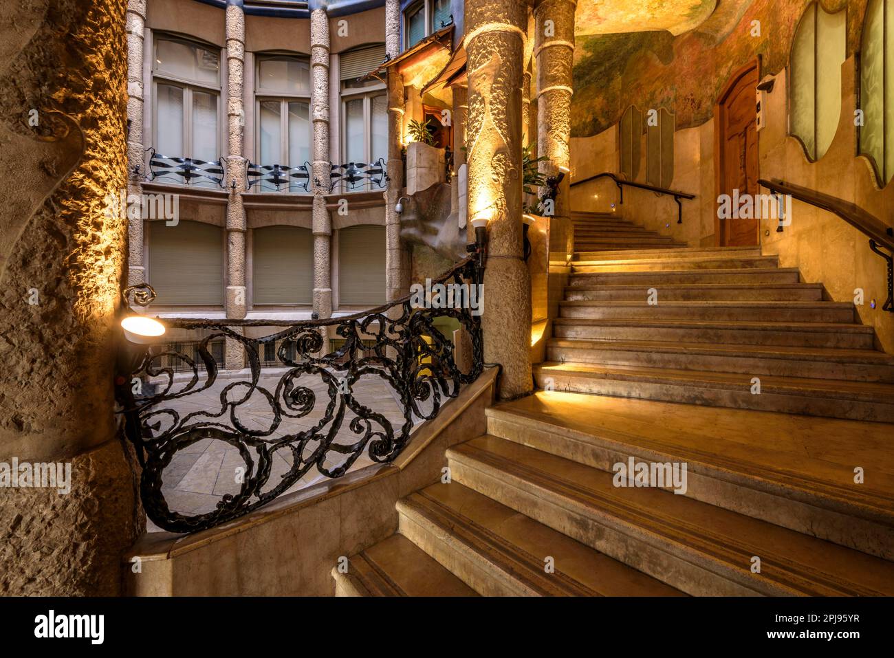 Treppe zum edlen Boden der Casa Milà (La Pedrera) von einem der Innenhöfe (Barcelona, Katalonien, Spanien) Stockfoto