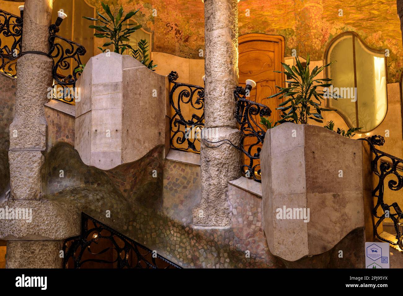 Treppe zum edlen Boden der Casa Milà (La Pedrera) von einem der Innenhöfe (Barcelona, Katalonien, Spanien) Stockfoto