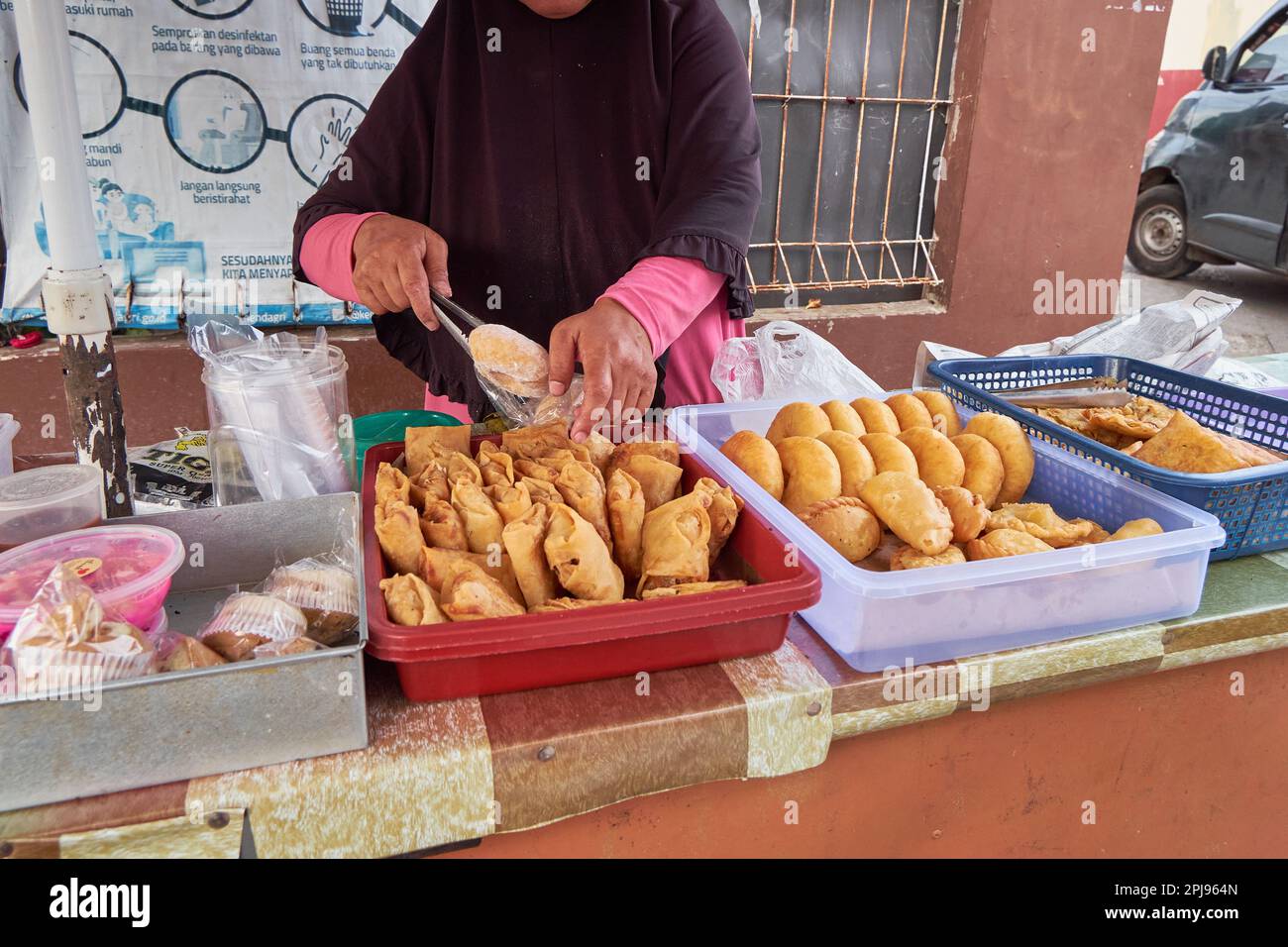 Eine Nebenansicht einer nicht identifizierten Frau, die indonesisches ... Eine Nebenansicht einer nicht identifizierten Frau, die indonesisches ...
