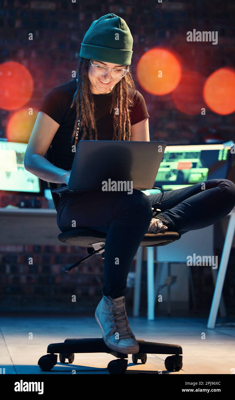 Laptop, Frau und Hacker tippen zu Hause für Programmierung, Software oder Cybersicherheit. Lächeln, Computer und glückliche Programmiererin oder IT-Programmierer Stockfoto