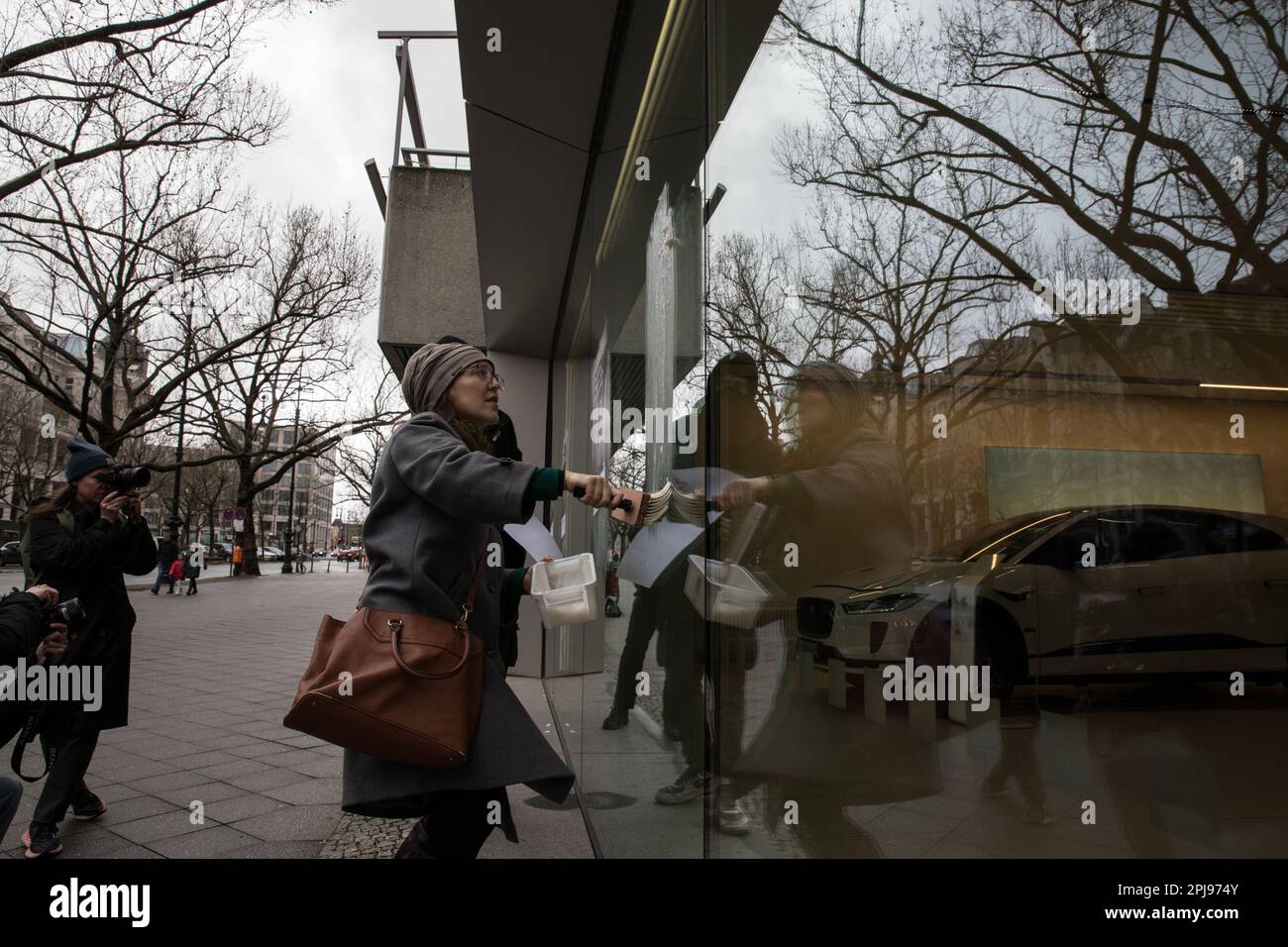 1. April 2023, Berlin, Deutschland: Am 1. April 2023 versammelten sich am Kurfürstendamm in Berlin etwa 30 Aktivisten des Aussterbens Rebellion, um einen Luxussportwagenhändler spielerisch zu verarschen. Mit Fahrrädern, um den Eingang zu blockieren, schlugen die Aktivisten scherzhaft vor, dass der Hersteller von Luxusfahrzeugen eine neue Reihe emissionsfreier Fahrzeuge in Form von Fahrrädern einführe. Außerdem wurde ein Banner mit dem Text „die neue Jaguar Produktlinie“ angezeigt. Pedalkraft. Emissionsfrei.“ Und verputzte Plakate am Schaufenster, auf denen die neuen, klimafreundlichen „Jaguar“-Produkte beworben werden. Nach Hig Stockfoto