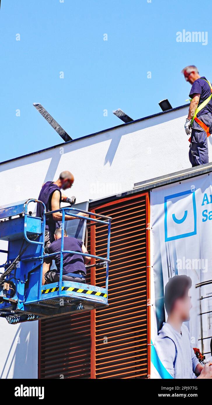 Arbeiter auf dem Gesims eines Gebäudes in Barcelona, Katalonien, Spanien, Europa Stockfoto