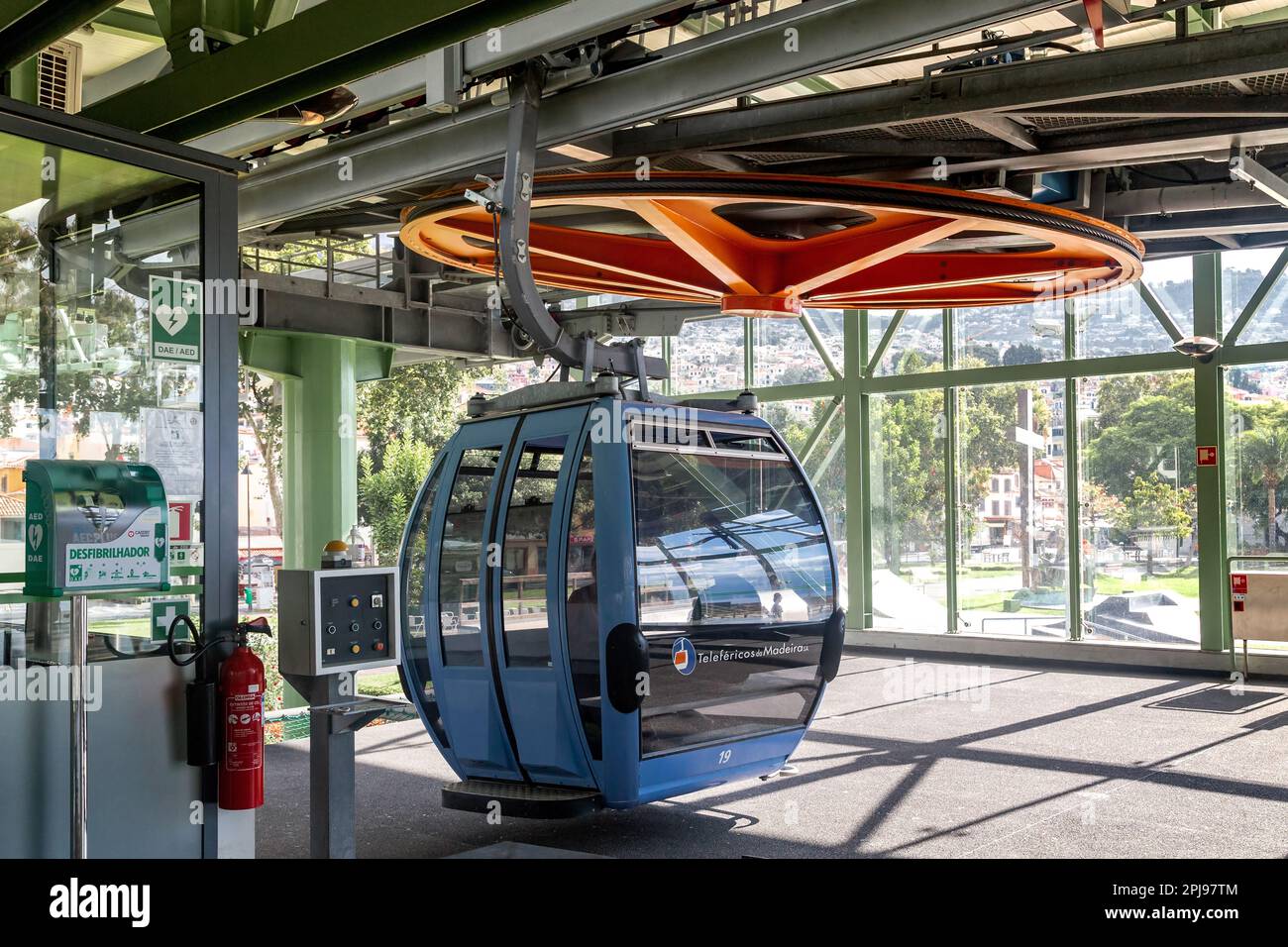 FUNCHAL, MADEIRA - 24. AUGUST 2021: Dies ist eine Seilbahn-Hütte auf Monte an der unteren Station. Stockfoto