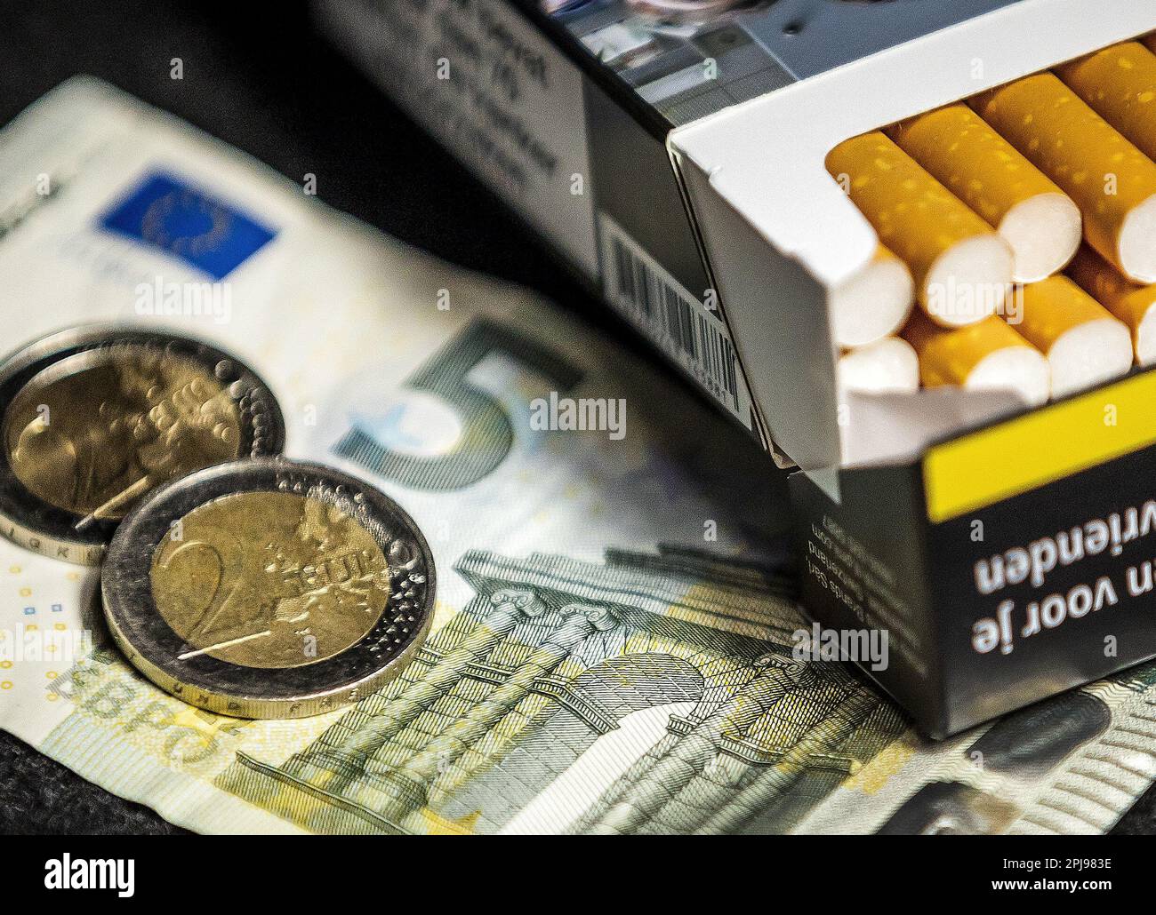 HAARLEM Eine Packung Zigaretten, zwei EuroMünzen und ein 5Schein. Die Verbrauchsteuer auf