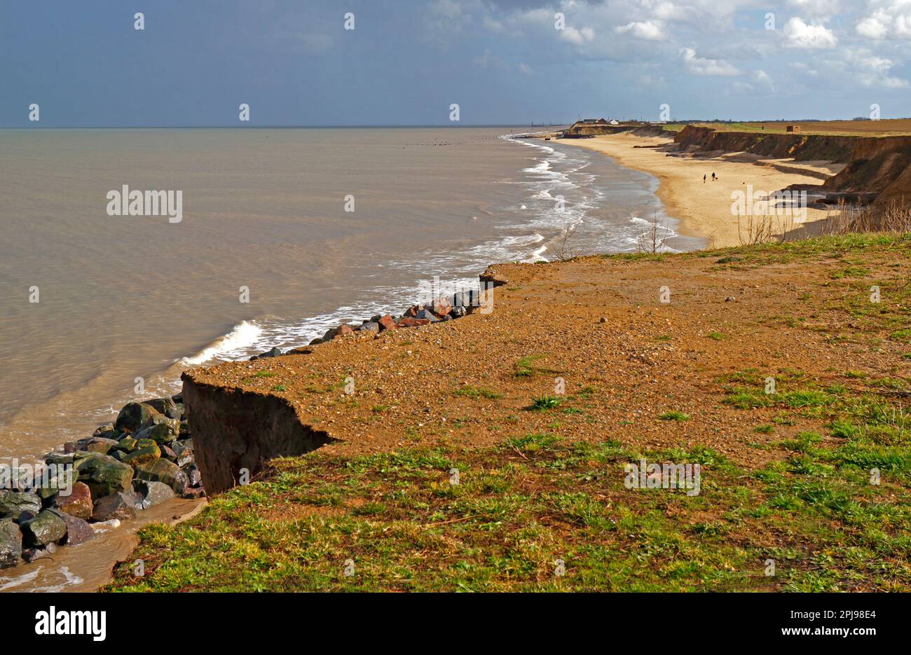 Blick auf den Strand und die erodierenden Klippen nach heftiger Dusche an der Norfolk-Küste in Richtung Cart Gap in Happisburgh, Norfolk, England, Großbritannien. Stockfoto