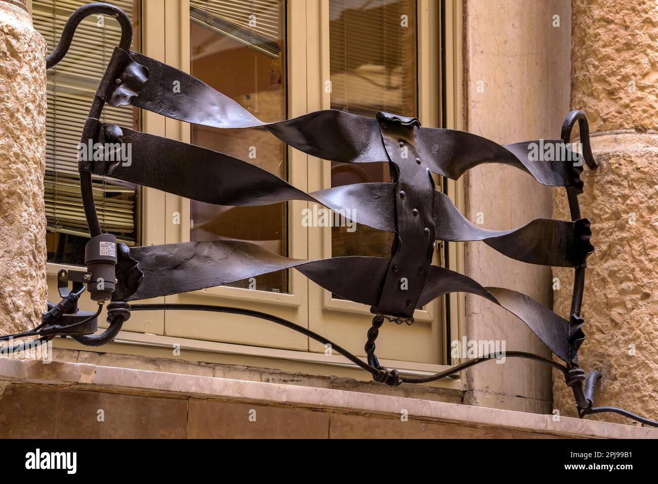 Details eines schmiedeeisernen Geländers und Fensters in einem der Innenhöfe der Casa Milà - La Pedrera (Barcelona, Katalonien, Spanien) Stockfoto