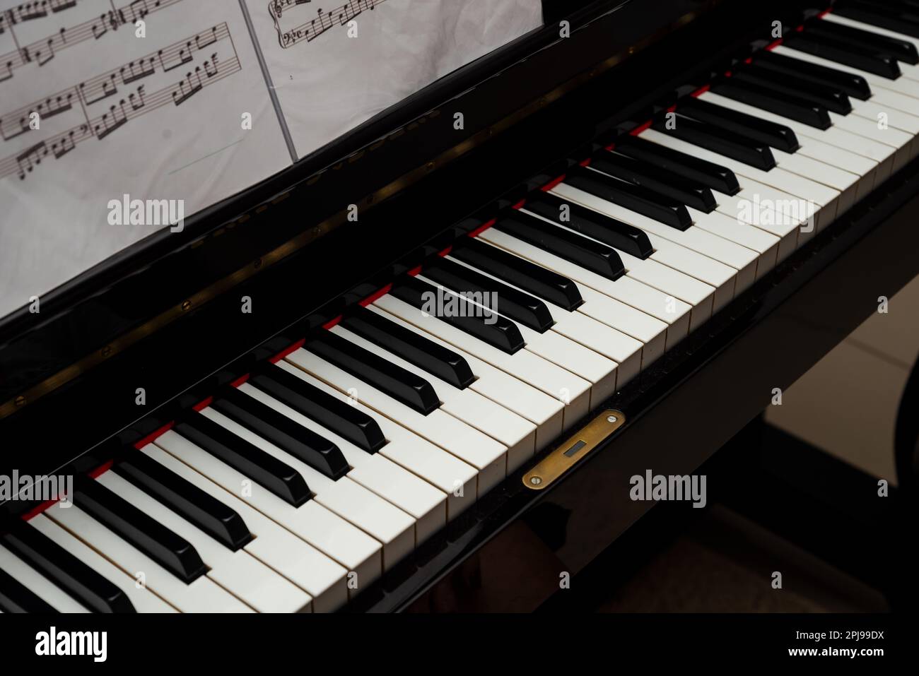 Tastatur und ein professionelles Klavier und ein Musical. Musicalitätskonzept. Stockfoto