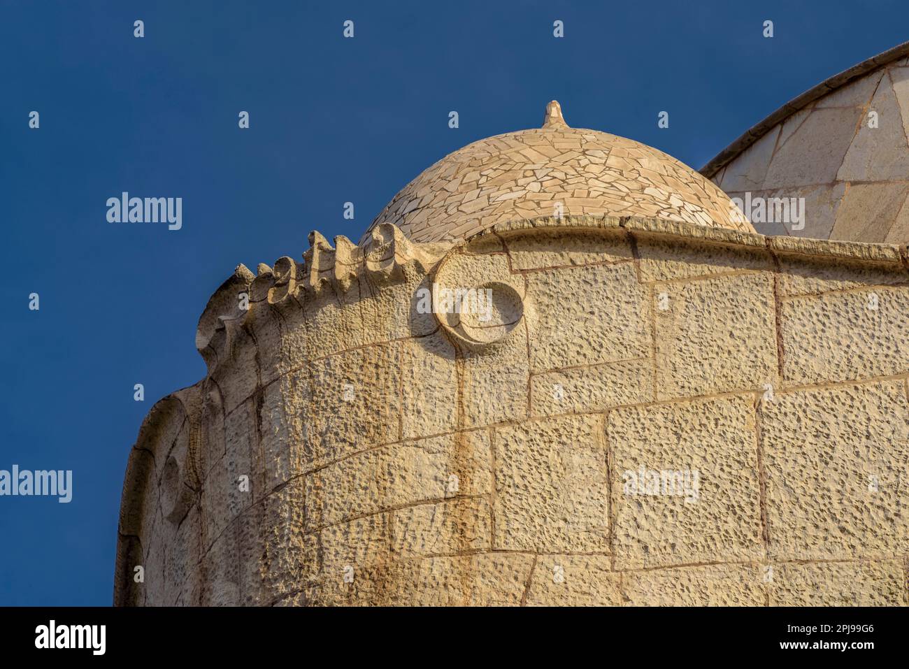 Detail der oberen Garnitur der Fassade von La Pedrera - Casa Milà (Barcelona, Katalonien, Spanien) ESP: Detalle del remate Superior de la fachada Stockfoto