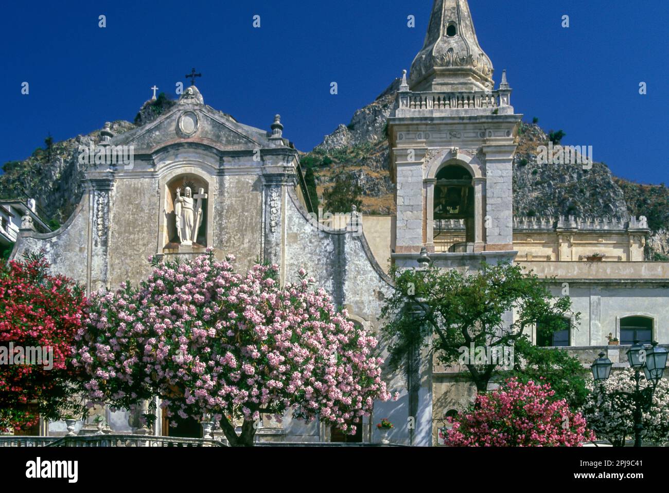 FRÜHLING BLÜTEN SAN JOSEPH ORT IX APRILE TAORMINA DORF SIZILIEN ITALIEN Stockfoto