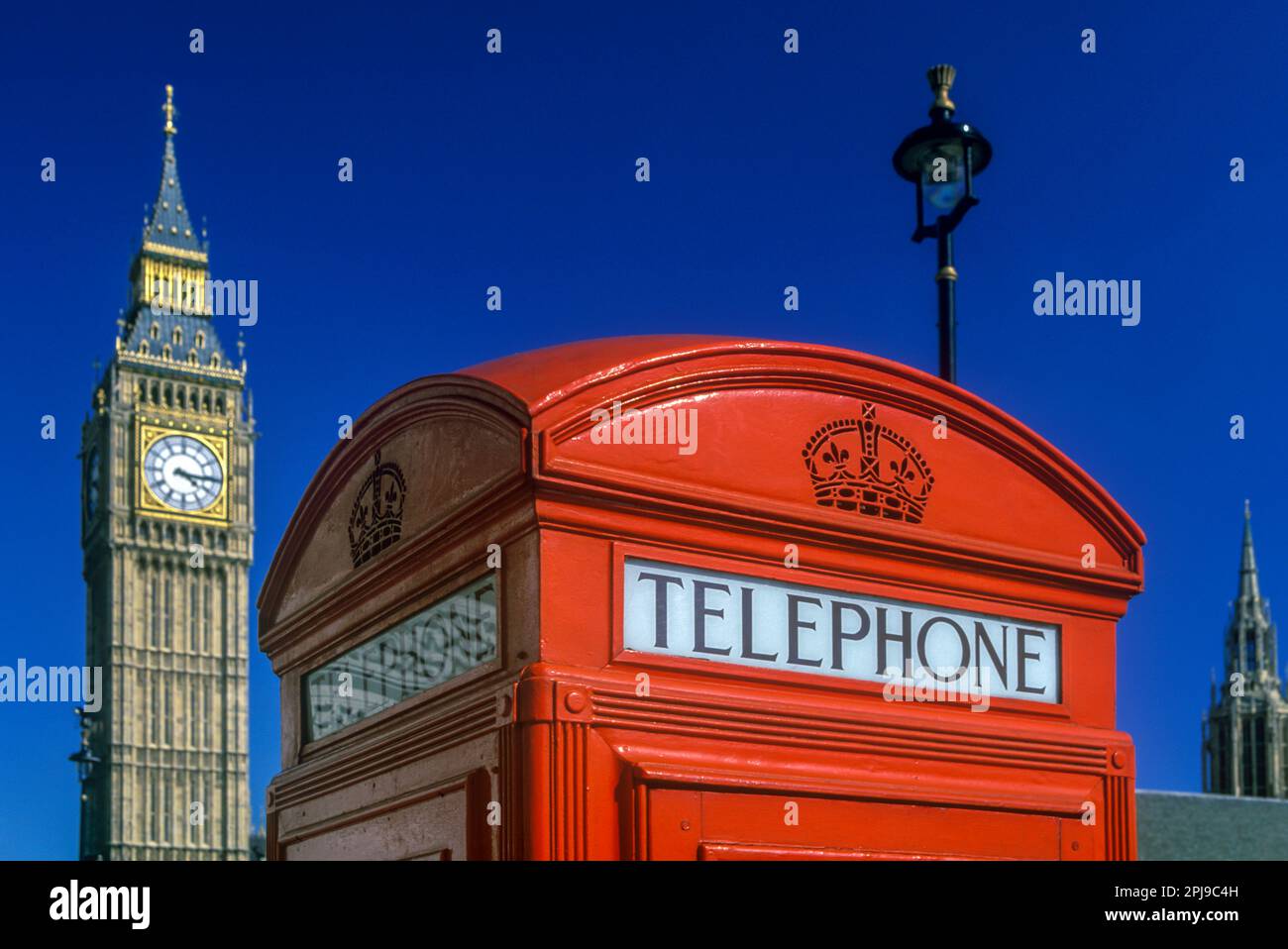 2000 HISTORISCHER KLASSISCHER KIOSK NR. 6, ROTE TELEFONZELLE, GROSSER BEN PARLIAMENT SQUARE, WESTMINSTER LONDON, ENGLAND, GROSSBRITANNIEN Stockfoto