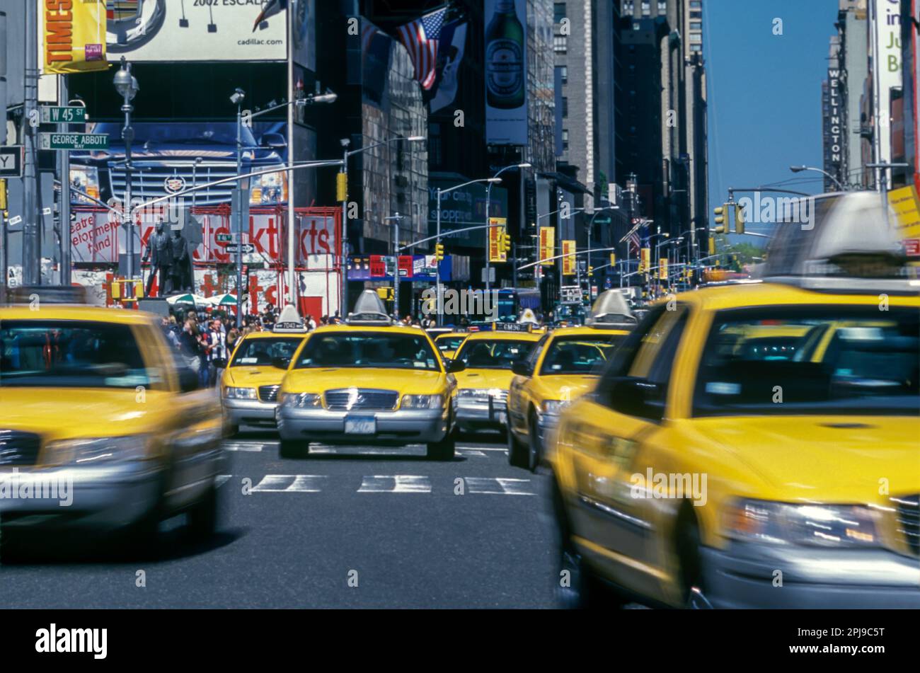 2001 HISTORISCHE GELBE TAXIS („FORD MOTOR CO 1998“) TIMES SQUARE MANHATTAN NEW YORK CITY USA Stockfoto