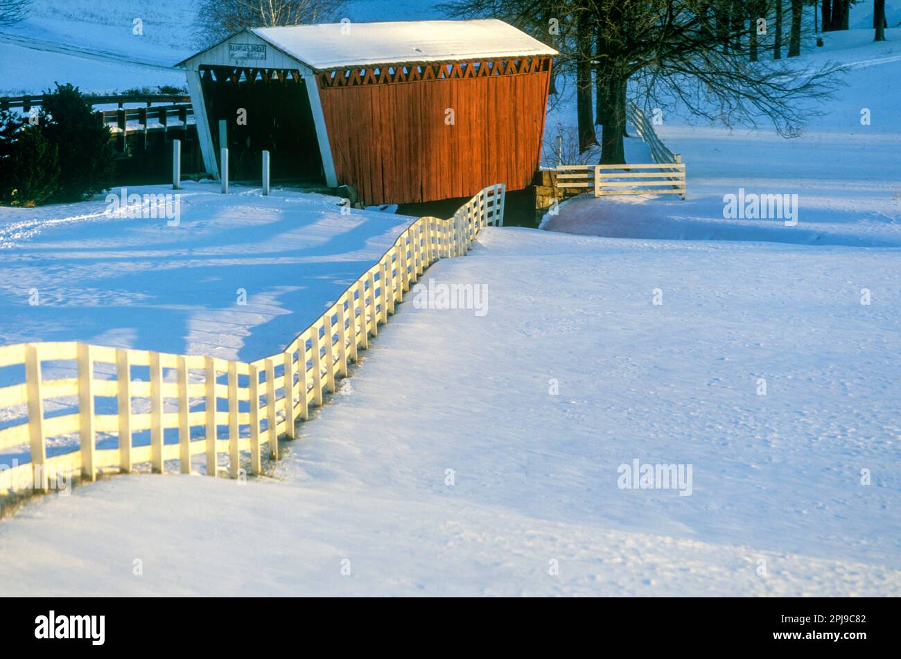 SCHNEE BEDECKTEN WEIßEN HOLZZAUN HARMON PFLAUME COVERED BRIDGE CREEK INDIANA COUNTY PENNSYLVANIA USA Stockfoto