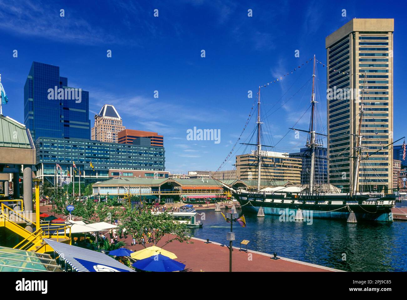 2004 HISTORISCHES UFERPROMENADE WORLD TRADE CENTER BUILDING („DÉPEI COBB FREED 1973“), SKYLINE DES INNENHAFENS BALTIMORE MARYLAND USA Stockfoto